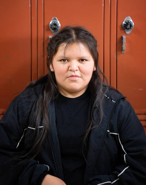 陽気な14歳10代の女の子の学校の肖像画 - 13 14 years teenager school education ストックフォトと画像