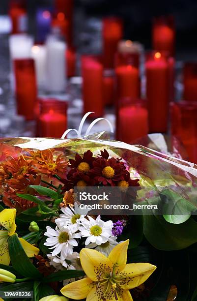 Tribute Kerzen Und Blumen Stockfoto und mehr Bilder von Blume - Blume, Denkmal, Desorientiert