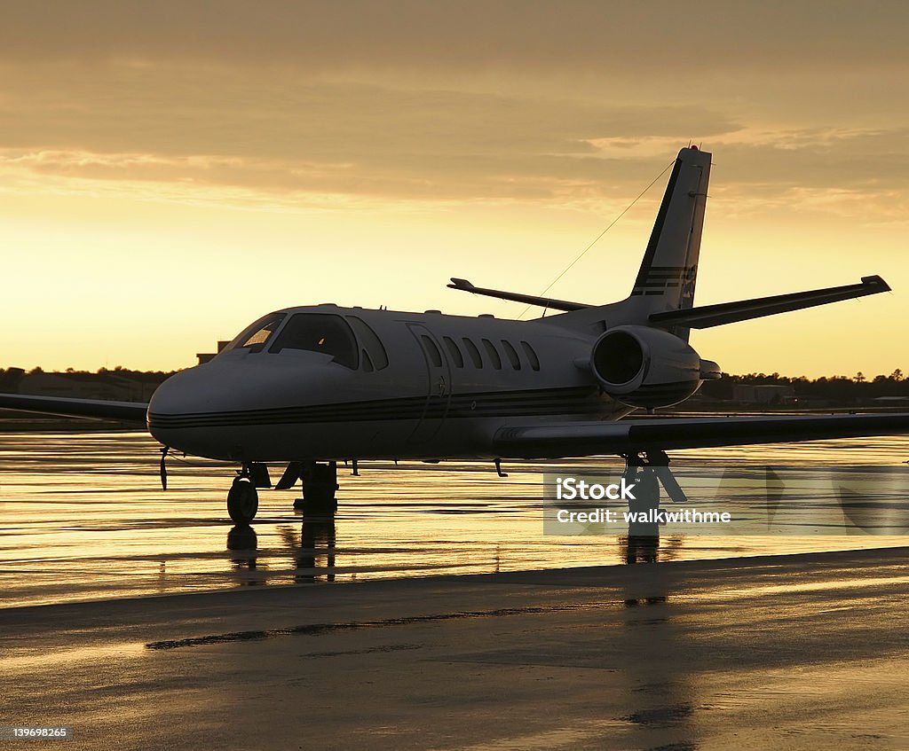 Jet privato sulla rampa Stormy - Foto stock royalty-free di Aereo di linea