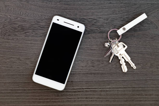 смартфон и ключ, безопасность - telephone locking lock unlocking стоковые фото и изображения