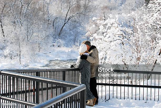 Foto de Abraço De Inverno e mais fotos de stock de Abraçar - Abraçar, Amizade, Amor