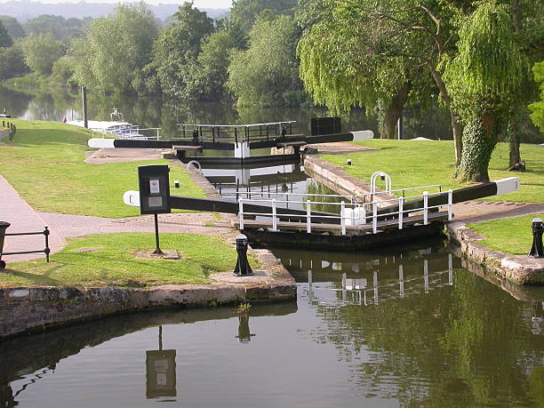 Par de bloqueo de puertas con canal al río Severn - foto de stock
