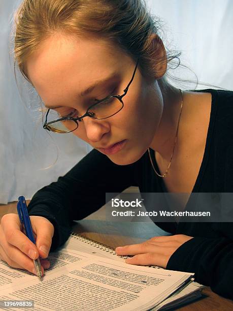 Foto de Menina Tomando Notas e mais fotos de stock de Adulto - Adulto, Aluno de Universidade, Aprender