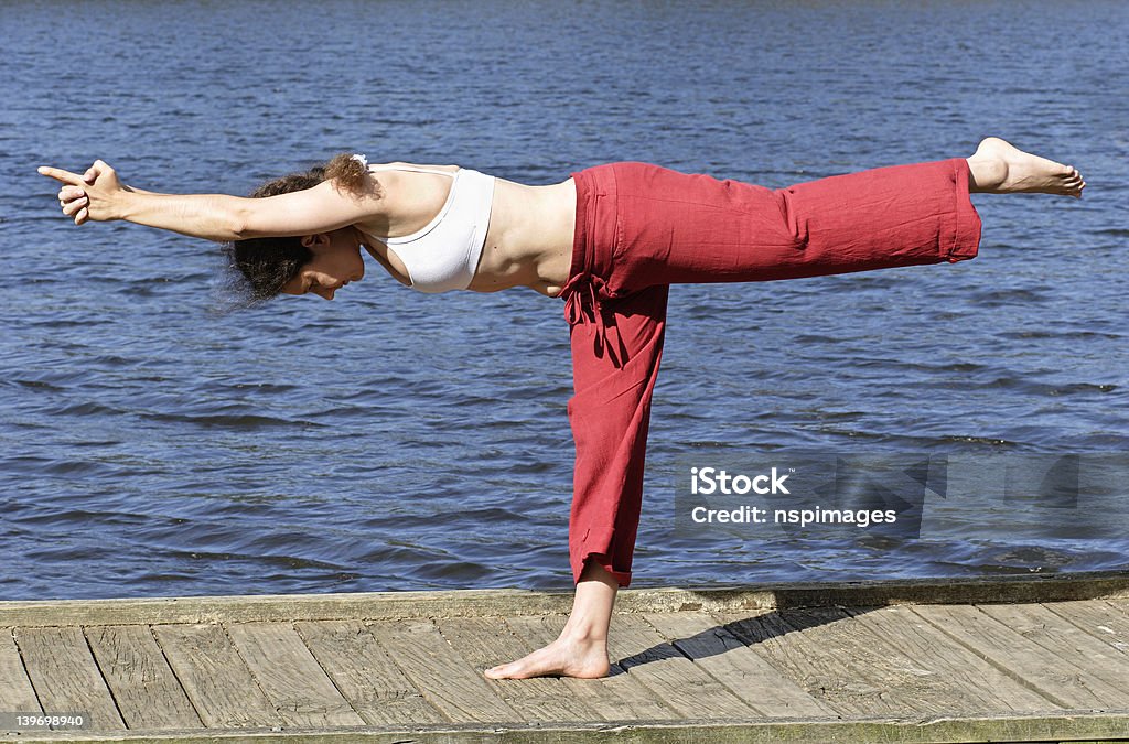 Un piede Posa yoga - Foto stock royalty-free di Adulto