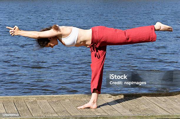 Un Piede Posa Yoga - Fotografie stock e altre immagini di Adulto - Adulto, Ambientazione esterna, Caucasico