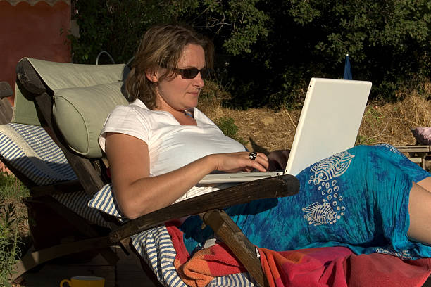 wifi - outdoor chair beach chair sarong fotografías e imágenes de stock