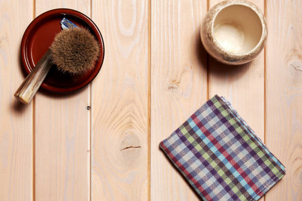 バスルームの木製テーブルにカミソリの刃、ブラシ、ボウル、タオルを剃る - shaving equipment wash bowl bathroom razor ストックフォトと画像