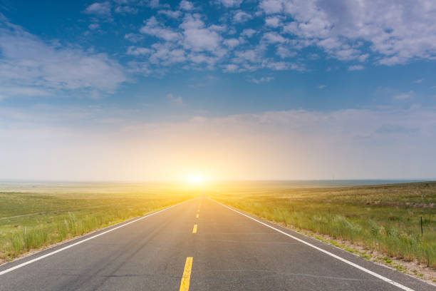 end of the world street en chine - photo d’archives de mongolie intérieure - winding road sunlight field cultivated land photos et images de collection