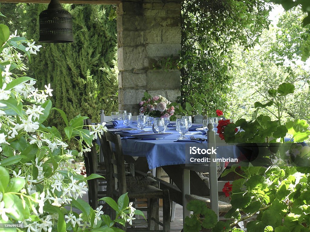 Mesa de comedor en la sala garden - Foto de stock de Chalet veraniego libre de derechos