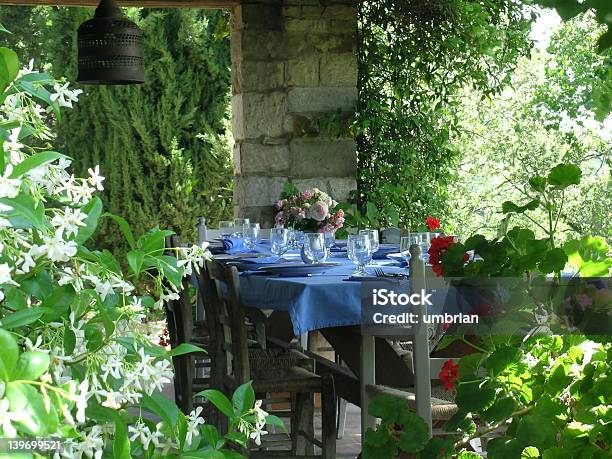 Mesa De Comedor En La Sala Garden Foto de stock y más banco de imágenes de Chalet veraniego - Chalet veraniego, Toscana, Umbría