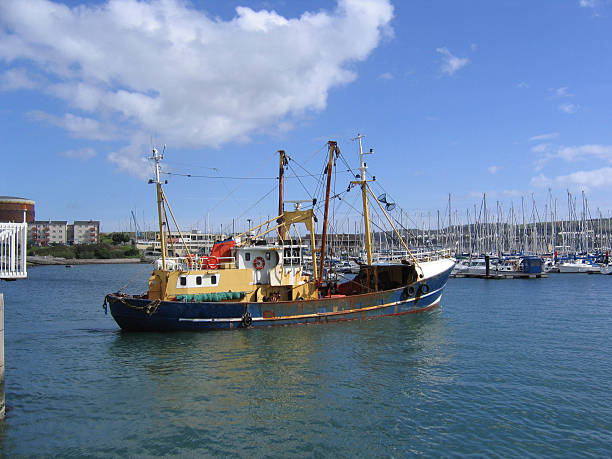 istock Fishing Trawler Leaving Plymouth Harbour 139699632