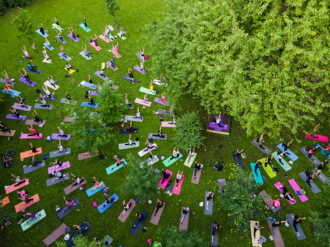 vista aérea de la gente hace yoga en el parque público de la ciudad photo