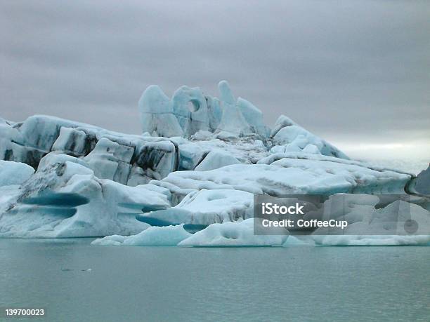 Eis Stockfoto und mehr Bilder von Eingefroren - Eingefroren, Eis, Eisberg - Eisgebilde