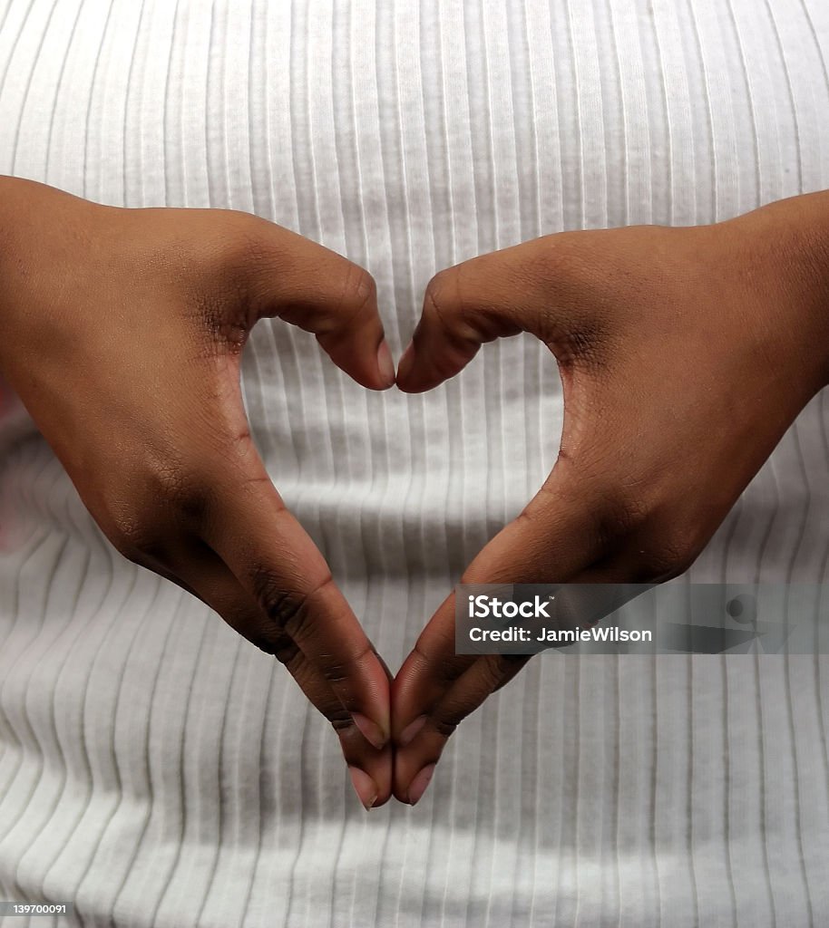 Cœur et les mains - Photo de Coeur - Symbole d'une idée libre de droits
