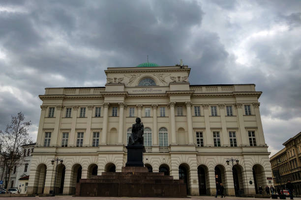 monumento nicolaus copérnico esculpiu casa da academia polonesa de ciências. - nicolaus copernicus - fotografias e filmes do acervo