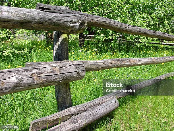 Деревянный Забор — стоковые фотографии и другие картинки Бревно - Бревно, В ряд, Весна