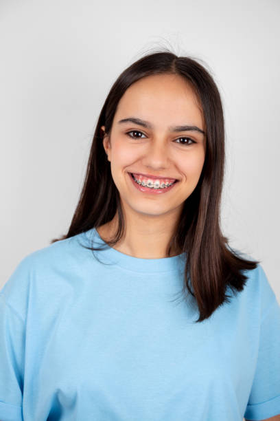 ritratto di una ragazza adolescente carina e felice con bretelle sorridenti - spanish and portuguese ethnicity immagine foto e immagini stock