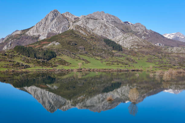 istock Beautiful reservoir and mountain landscape in Riano. Mirror effect. Spain 1397007295