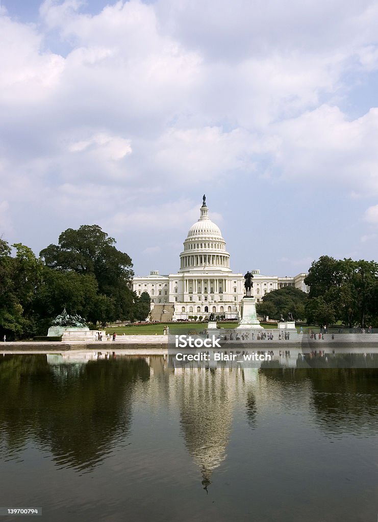 Capitol und seine Spiegelung (vertikal - Lizenzfrei Stadtviertel Stock-Foto