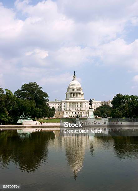 Capitol Und Seine Spiegelung Vertikal Stockfoto und mehr Bilder von Stadtviertel - Stadtviertel, Washington DC, Amerikanischer Kongress
