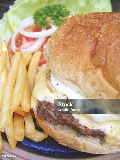 Photo libre de droit de Burger banque d'images et plus d'images libres de droit de Aliment - Aliment, Aliment frit, Burger