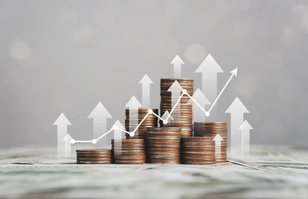 fotografii de stoc, fotografii și imagini scutite de redevențe cu stiva de monede de argint cu graficul de tranzacționare în concepte financiare și creșterea stocului de investiții financiare de afaceri - investiţie