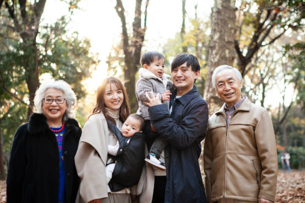 공원의 낙엽에 손자, 조부모 및 부모의 초상화 - asia old japan family 뉴스 사진 이미지