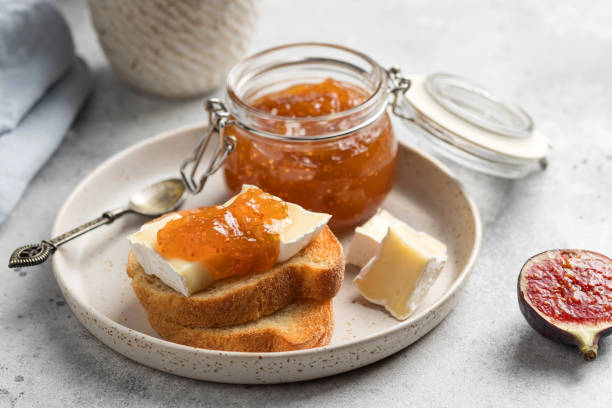 crostini com queijo camembert e geleia de figo - marmelada - fotografias e filmes do acervo