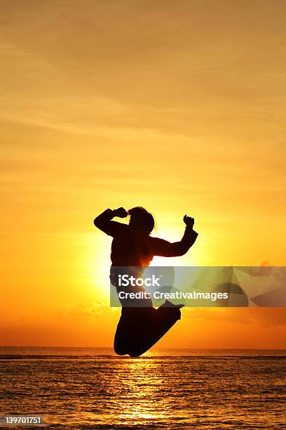 Silhouette Der Frau Springen Stockfoto und mehr Bilder von Freude - Freude, Hochspringen, Kontur