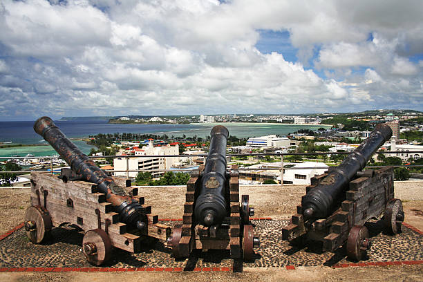 cannons en hagatna bahía de guam - guam fotografías e imágenes de stock