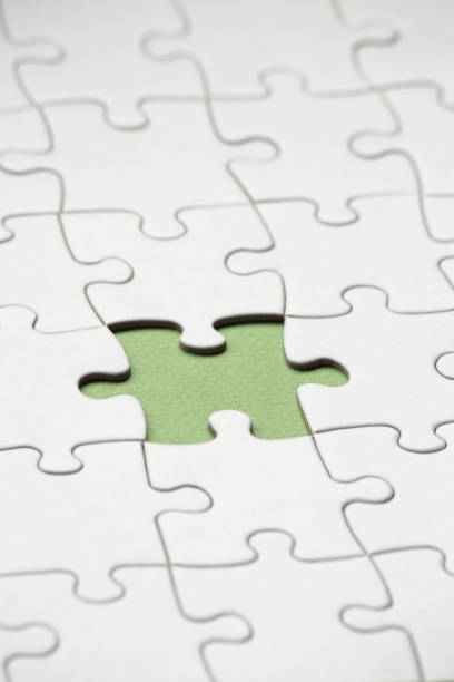 최종 작업을 완료하고, 퍼즐 조각과 비즈니스 개념을 누락하고 녹색 배경의 보드 중앙에 누락 된 퍼즐 조각이 있습니다. 복사 공간. 선택적 초점 - jigsaw puzzle jigsaw piece organization puzzle 뉴스 사진 이미지