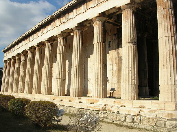древние греческие architecture и голубого неба - stone carving university support стоковые фото и изображения