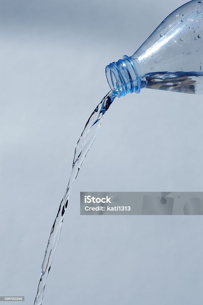Verter a água - Royalty-free Azul Foto de stock