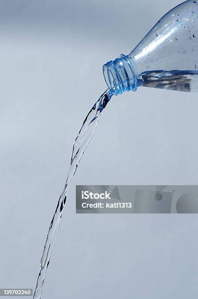 Verter A Água - Fotografias de stock e mais imagens de Azul - Azul, Bebida, Bebida Fresca
