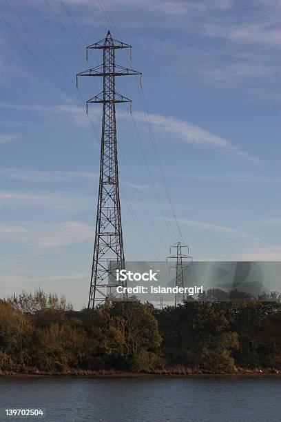 Electricidad Pylons Sobre Río Foto de stock y más banco de imágenes de Agua - Agua, Aire libre, Azul