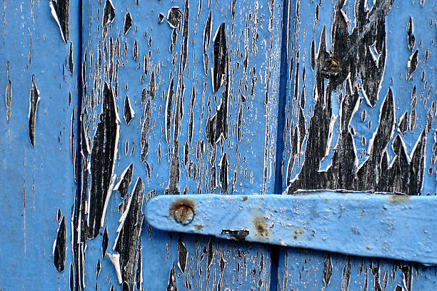 grunge blu con vernice screpolata portiera - peeling paint abandoned old foto e immagini stock