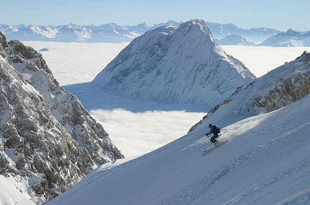 すべてのスキー場 - zugspitze mountain 写真 ストックフォトと画像