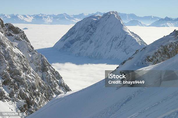 Esqui Acima De Tudo - Fotografias de stock e mais imagens de Esqui - Esqui e snowboard - Esqui - Esqui e snowboard, Montanha Zugspitze, Garmisch-partenkirchen