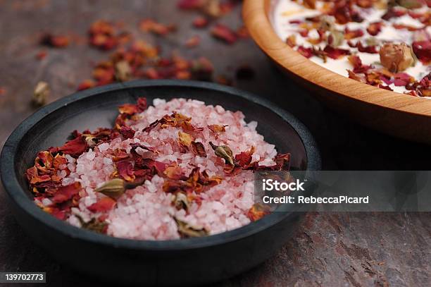 Foto de Pétalas De Rosa No Serviço De Spa e mais fotos de stock de Esfoliação - Esfoliação, Rosa - Flor, Açúcar