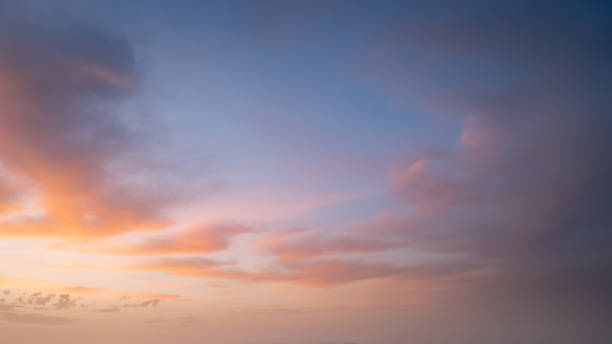 colorido cielo pastel con nubes al hermoso atardecer como fondo natural. - anochecer fotografías e imágenes de stock