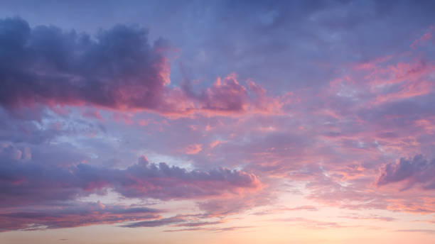 cielo rosado con nubes al hermoso atardecer como fondo natural. - anochecer fotografías e imágenes de stock