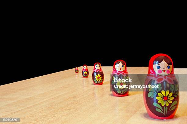 Photo libre de droit de Matryoshka banque d'images et plus d'images libres de droit de Antiquités - Antiquités, Cinq objets, Couleur noire