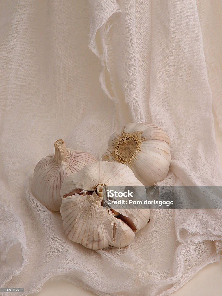 Aglio in garza (1 - Foto stock royalty-free di Aglio - Alliacee