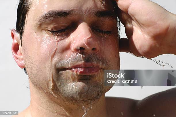 Refrescante Foto de stock y más banco de imágenes de Ducha - Ducha, Hombres, Adulto