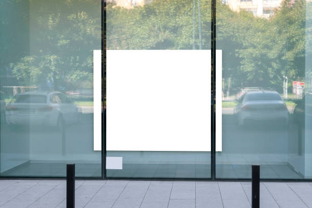 пустой белый рекламный плакат в витрине магазина - poster window display store window стоковые фото и изображения
