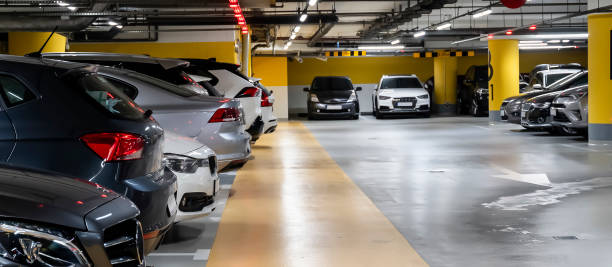 coches aparcados en garaje de varias plantas - parking fotografías e imágenes de stock