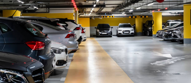 auto parcheggiate in garage multipiano - parcheggiare foto e immagini stock