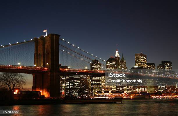 Brooklyn Bridge E Dal Centro Di Manhattan New York City - Fotografie stock e altre immagini di Ambientazione esterna