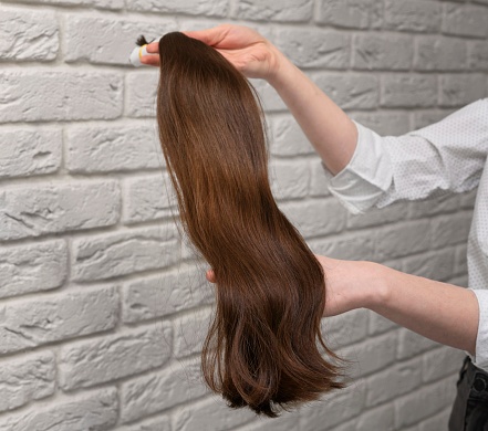 Extensiones de cabello con estilo en salón de belleza photo