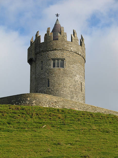 doonagore замок - obriens tower стоковые фото и изображения